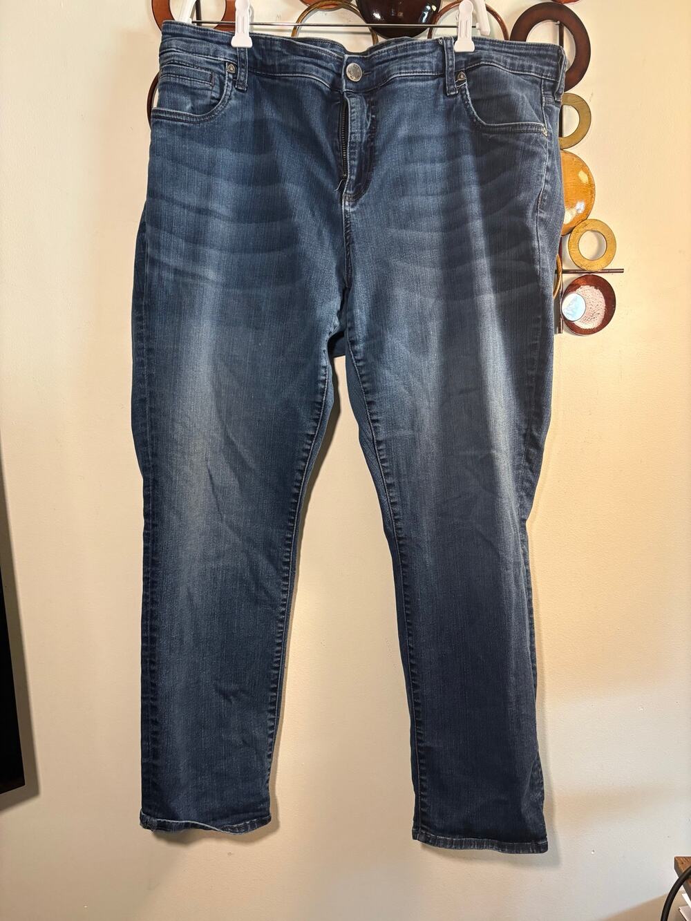 B57 Kut from the Kloth women’s 20w Cathrine Boyfriend medium denim straight leg